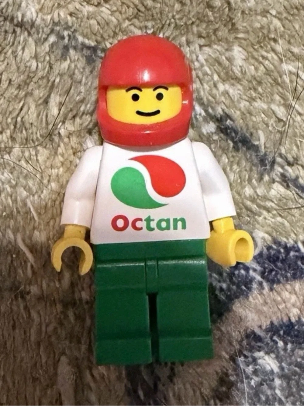 Lego Octan Racer Minifigure - Red Helmet, White Torso, Green Legs